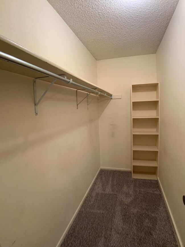 Building Photo - 2/2 Apartment on The Hill! Minutes from La...