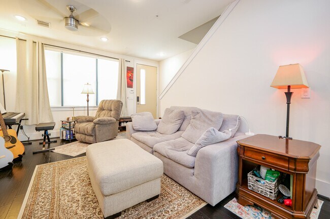 Building Photo - 2401 Crawford St