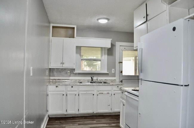 Building Photo - 221 W Woodlawn Ave