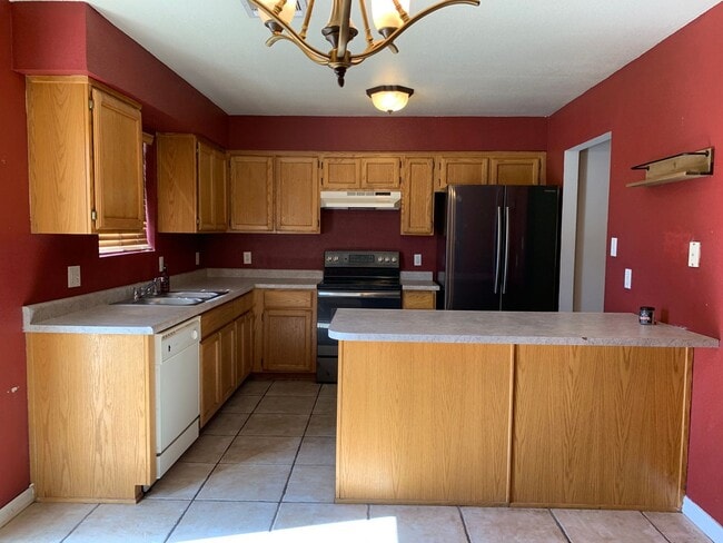 Building Photo - 3 BEDROOM HOME!
