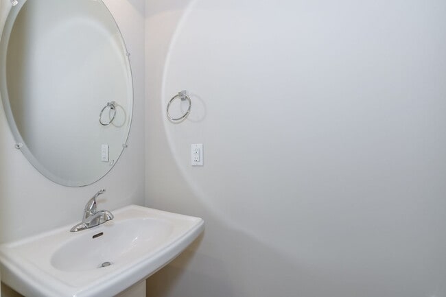 Building Photo - 3 Bedroom 2.5 Bath Townhouse