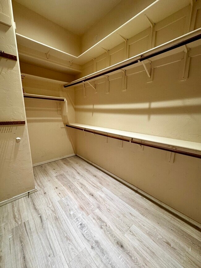 Building Photo - FOR RENT