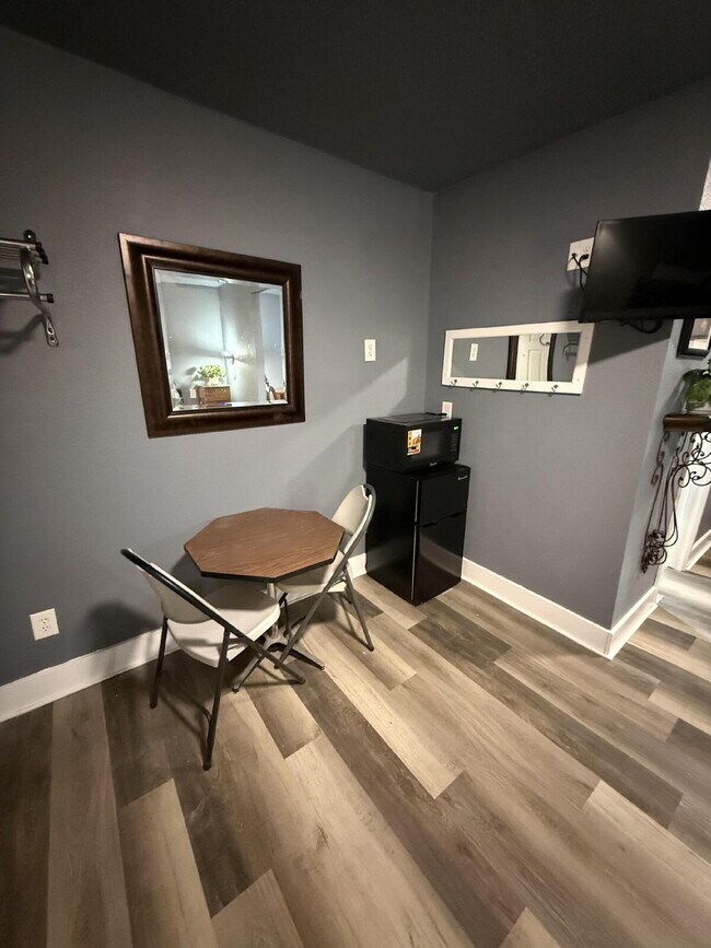 Building Photo - 208 6th Ave SW