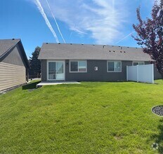 Building Photo - Moen Fields 3 Bed 3 Bath Garden Townhome a...