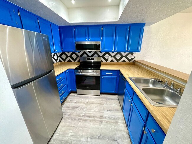 Building Photo - Great 1 Bedroom Condo in the Roadhaven Condos Gated Community!