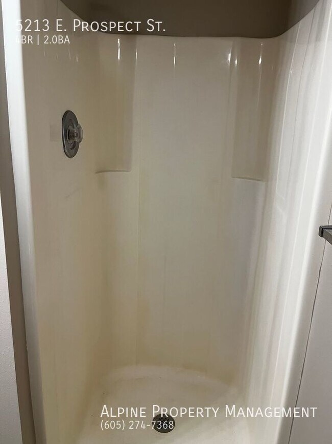 Building Photo - Newly Renovated 4 Bed/2 Bath East Side Ran...