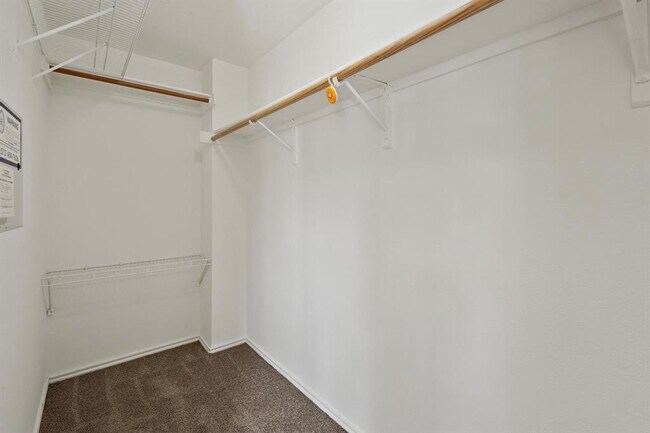 Building Photo - 1806 Rosenborough Ln N