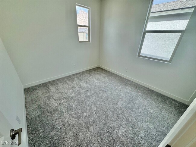 Building Photo - 1548 Little Penguin St