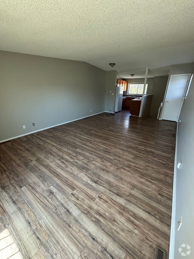 Building Photo - Commerce City Duplex available NOW!