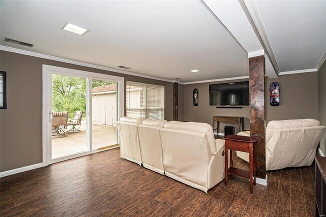 Building Photo - 805 Rockhurst Dr