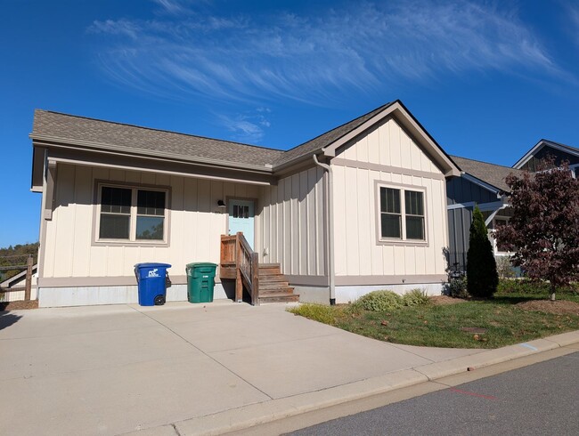 Building Photo - Weaverville Rental!