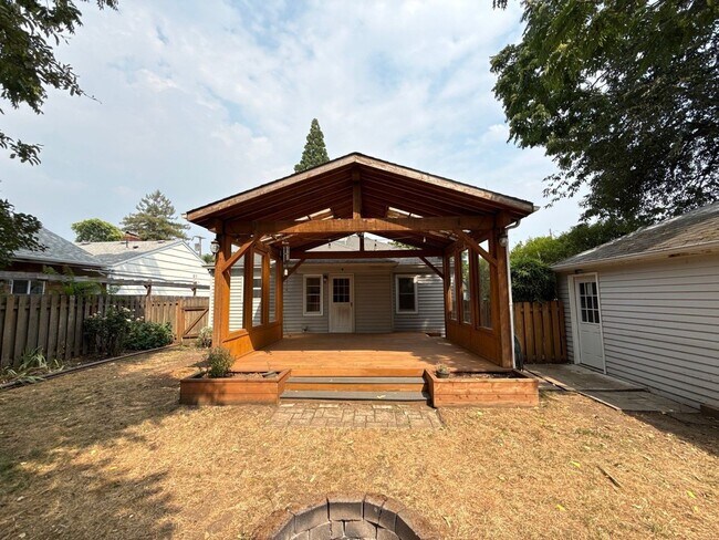 Building Photo - 4627 Thorman Ave NE
