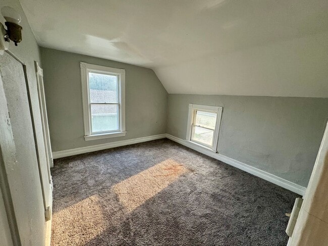Building Photo - 3 bedroom 1 bath house for rent
