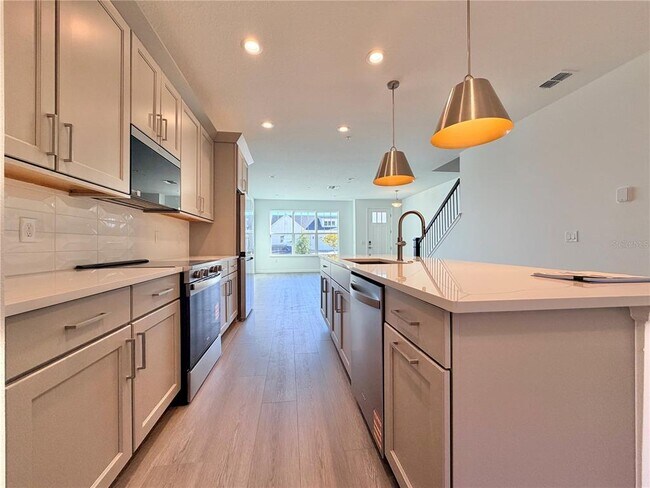 Building Photo - 1855 Pinecliff Dr