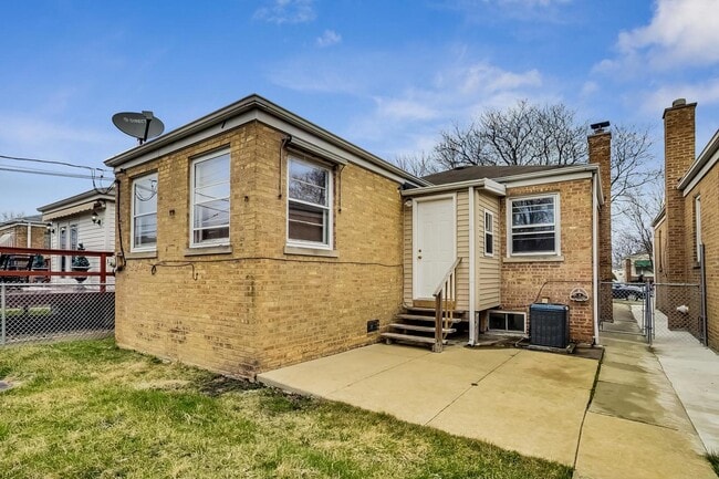 Building Photo - 6210 N Harding Ave