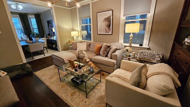 Building Photo - 1527 W Wellington Ave