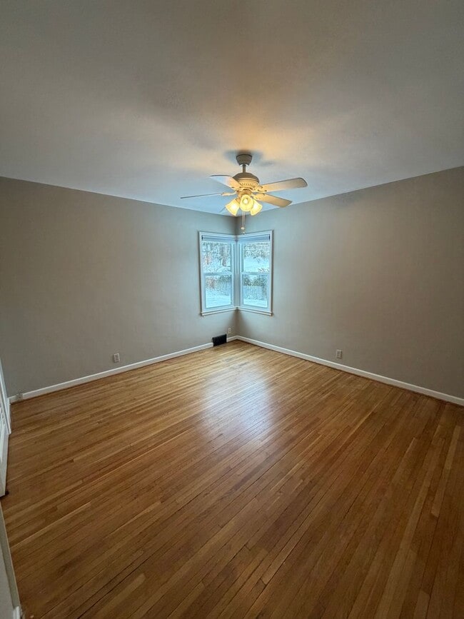 Building Photo - AVAILABLE NOW- 3 BED 2 BATH Home! Get 1/2 Off Your First Months Rent!