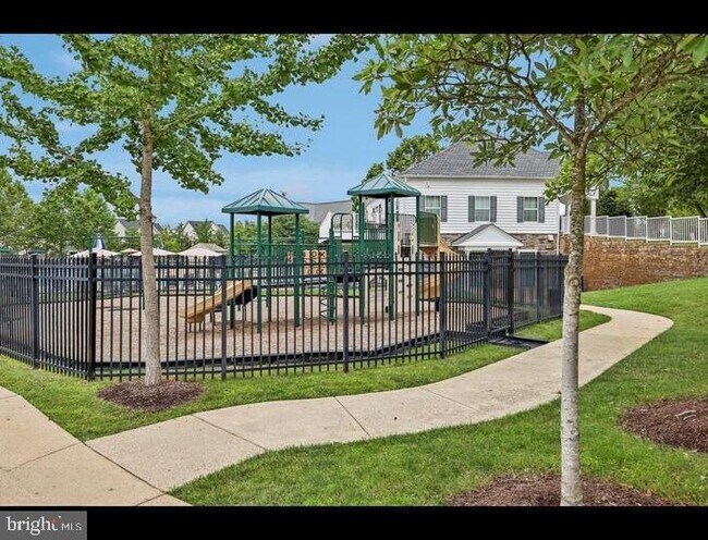 Building Photo - 42586 Ash Tree Dr