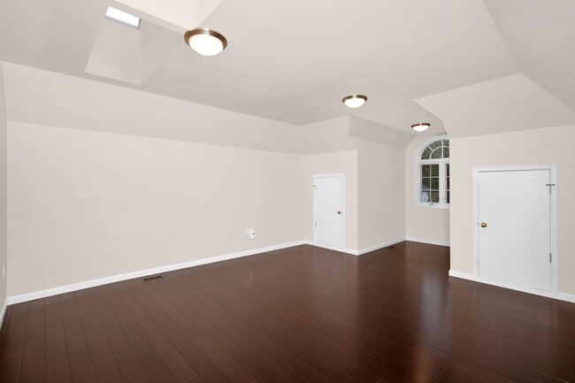 Building Photo - Large 4 Bedroom Home in Marymoor Hill