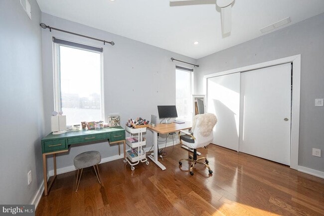 Building Photo - 1326 N Mascher St