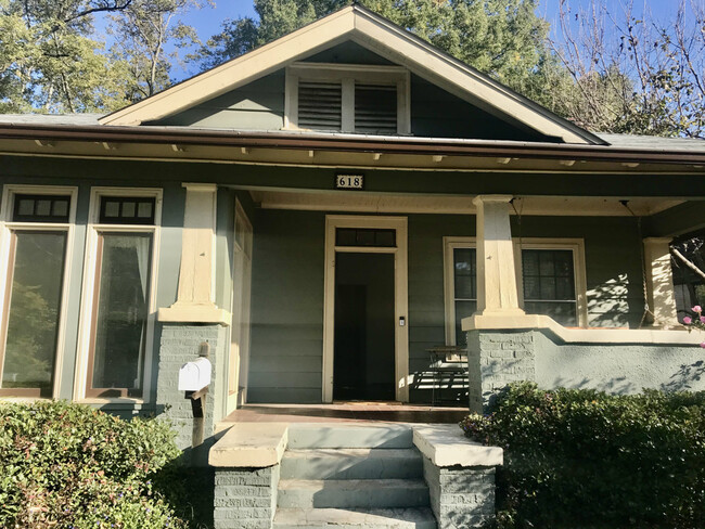 Building Photo - 618 Cresthill Ave NE