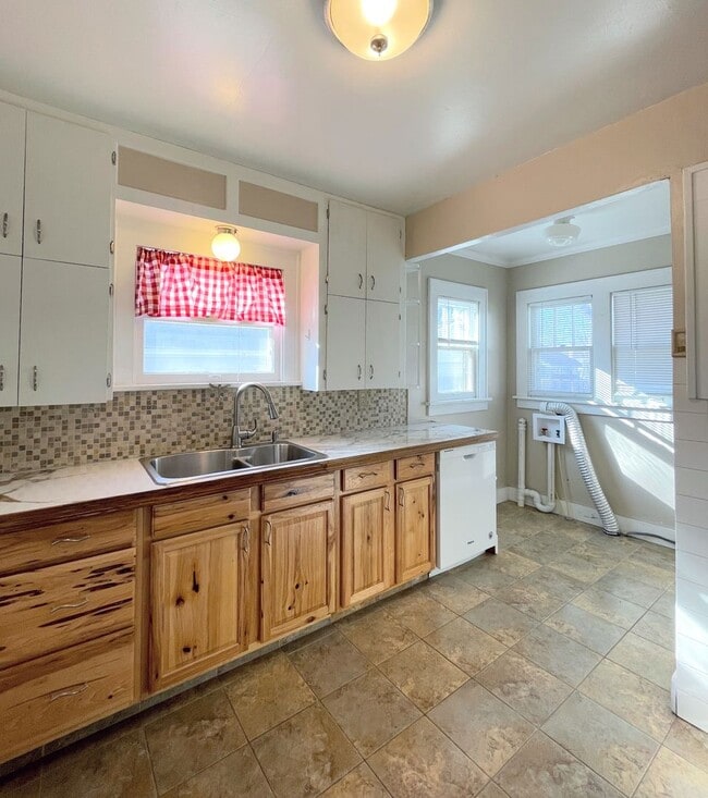 Building Photo - Updated 2 bedroom home