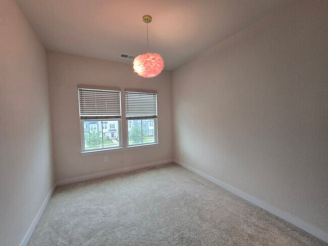 Building Photo - 4 Bed, 3.5 Bath Townhome Located just minutes from the VA/NC Line