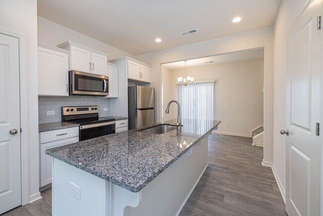Building Photo - BEAUTIFUL 2 Bedroom/2.5 Bath Townhome in MIDLAND -AVAILABLE LATE AUGUST 2026!