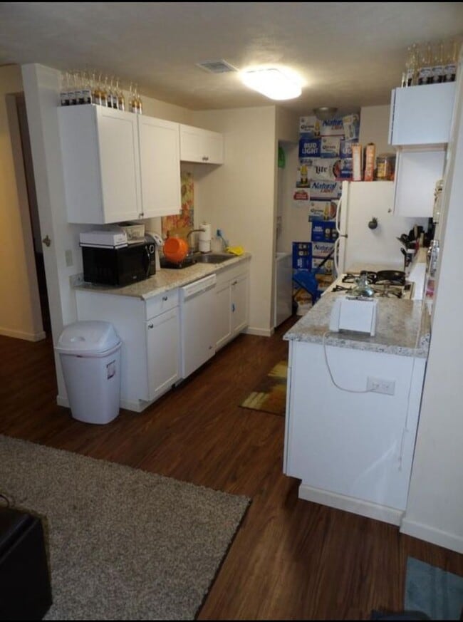 Building Photo - 1918 Jane St