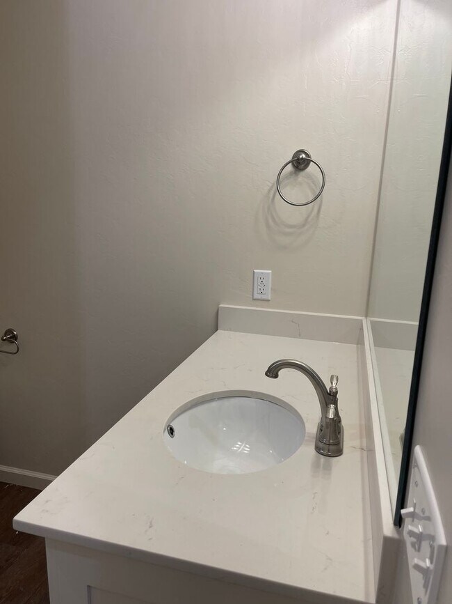 Building Photo - Spacious 4 bed 3 bath home