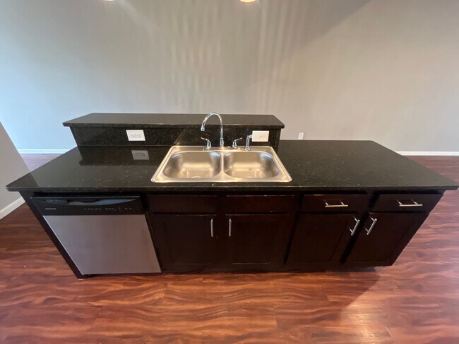 Building Photo - MODERN OPEN 2 BEDROOM, 2 BATH