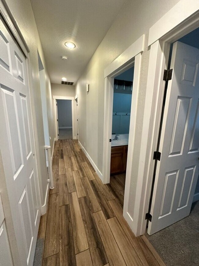 Building Photo - Beautiful Remodeled Cortina Home, 2310 sq ft, 4-bed, 2-bath home with a bonus den.