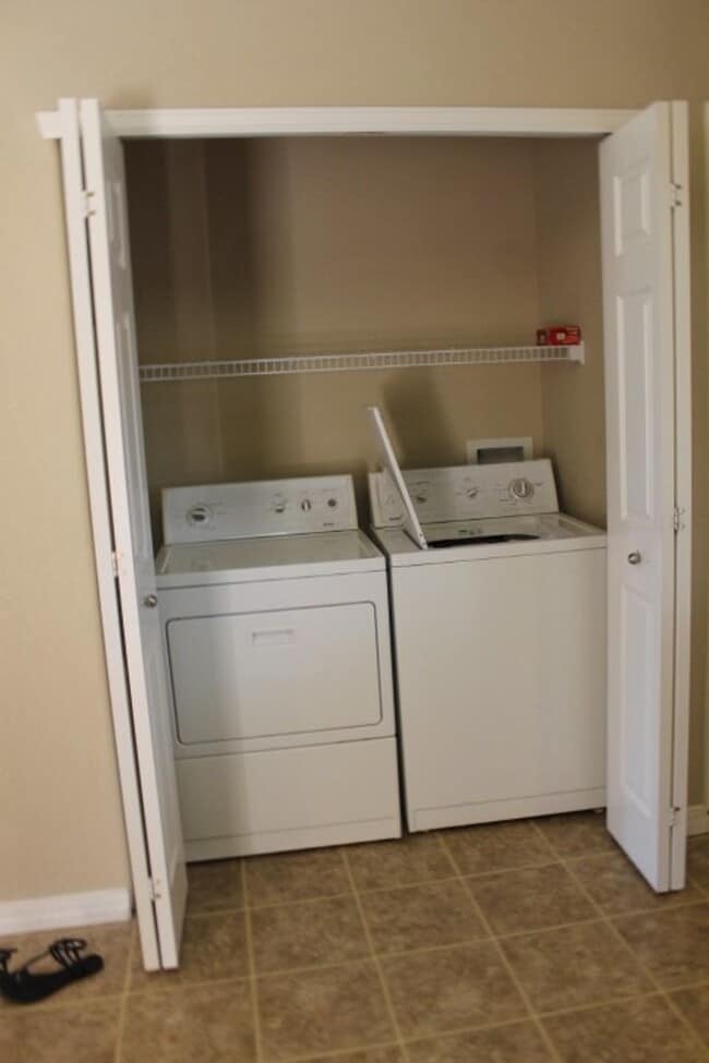 Building Photo - $1742 | 2BR/2BA | Lovely Townhome with a P...