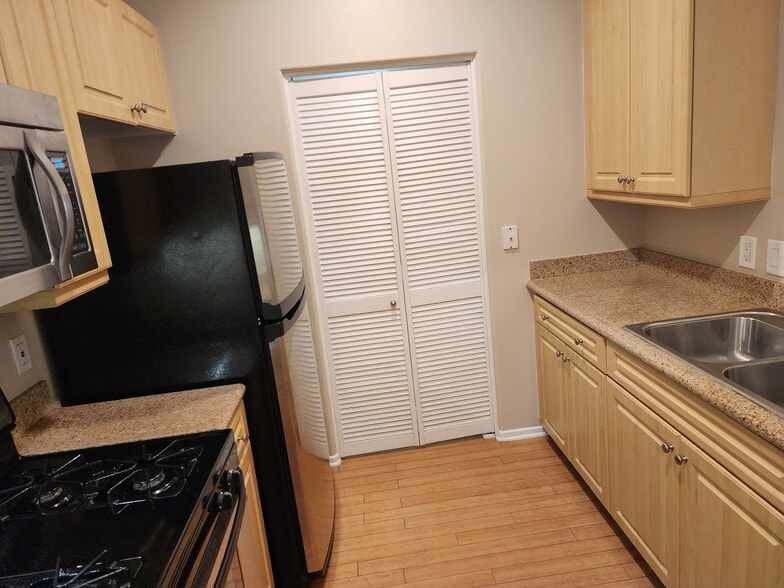 Building Photo - 2429 WATERMARKE Pl