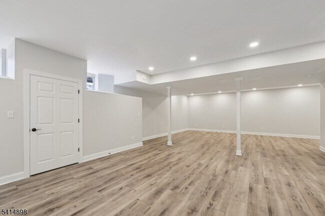 Building Photo - 5 Shores Rd