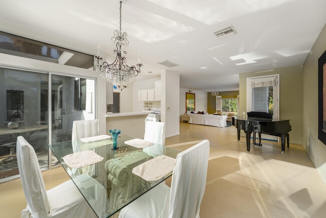 Building Photo - 866 N Topaz Cir