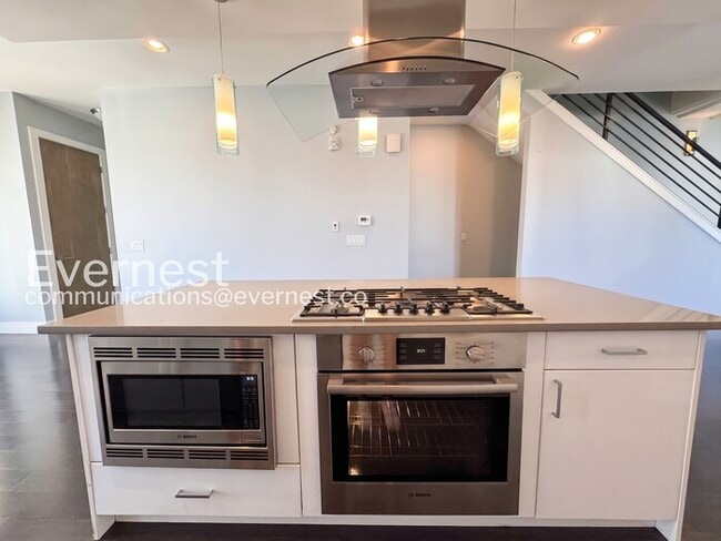 Building Photo - 3 Bed/3 Bath Townhome with Garage / Available Now!