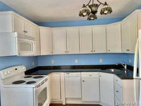 Building Photo - 10 Greenhouse Ln