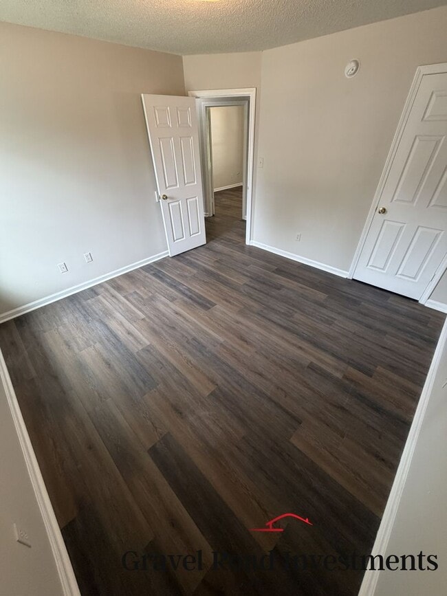 Building Photo - Freshly Updated 3 Bedroom, 1 Bathroom Home