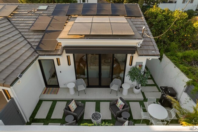 Building Photo - Elevated Living Fully Furnished