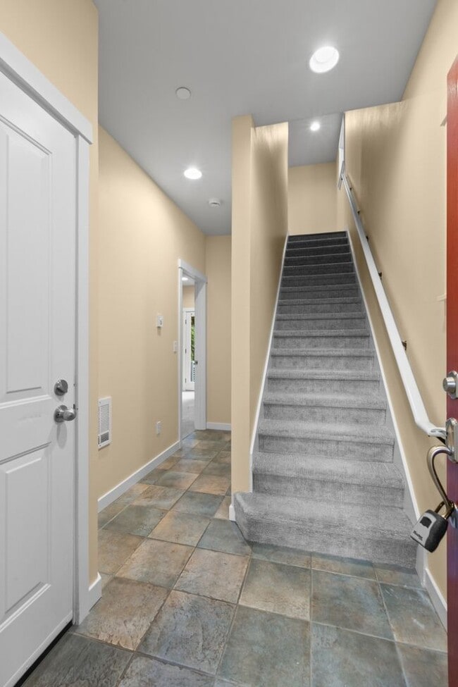 Building Photo - 3bd/2.25ba Seattle Townhouse