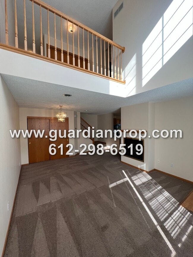 Building Photo - End Unit Townhouse Available October 1st, ...