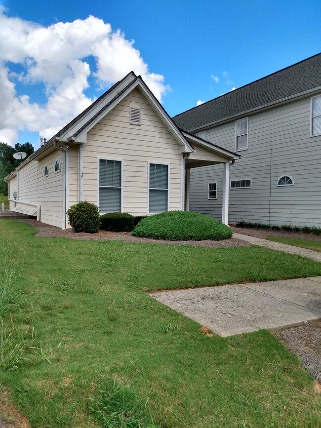 Building Photo - 824 Howell Trce