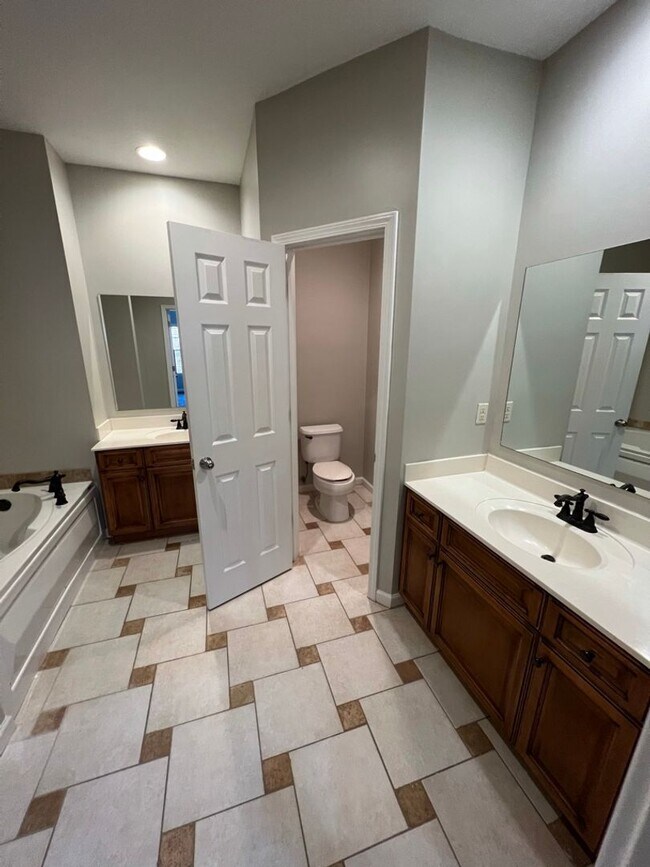 Building Photo - Townhome For Rent In Hoover!!! COMING SOON!