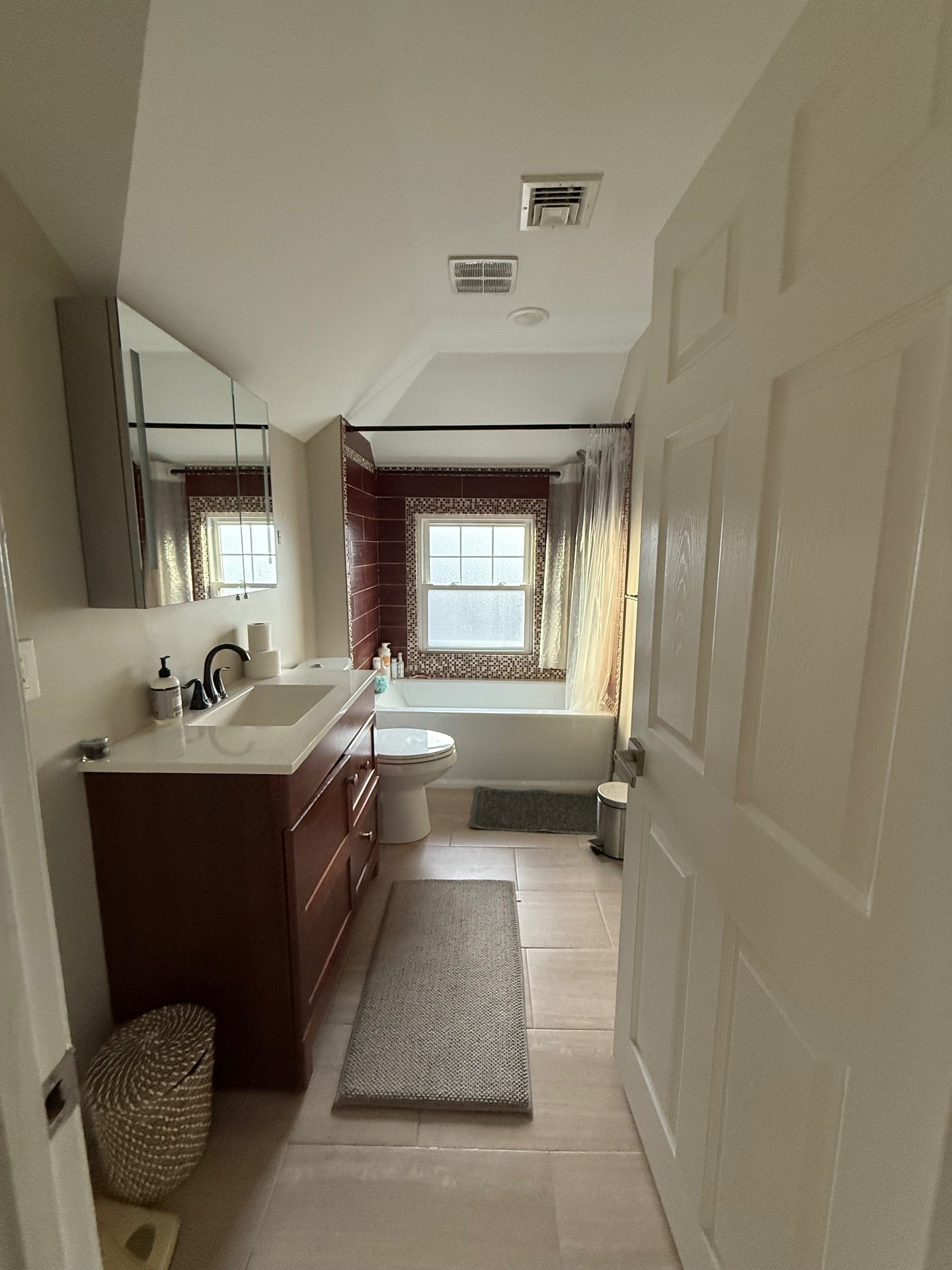 Building Photo - 264 Main St