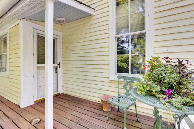 Building Photo - Beautiful Furnished 3 Bedroom Home in Historic District
