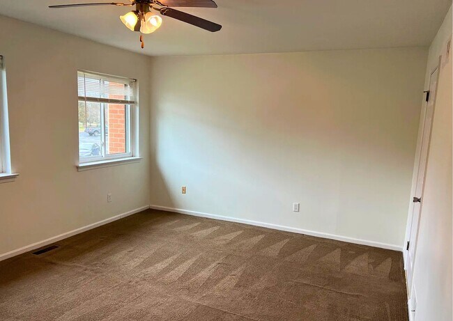 Building Photo - 102 Caernarvon Ct