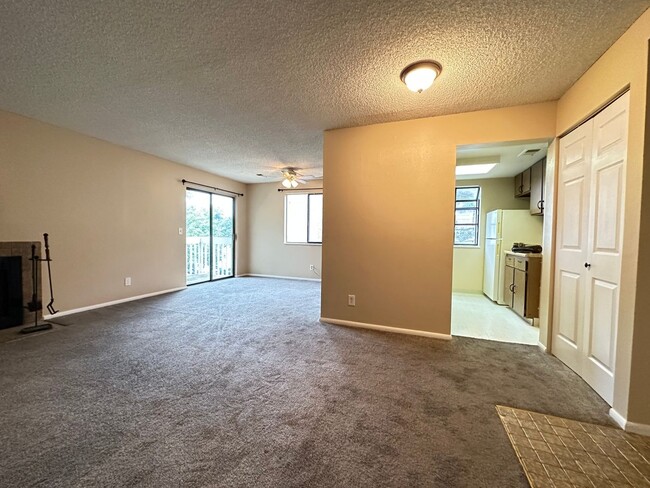 Building Photo - Free Rent Available - Spacious 1 Bedroom C...