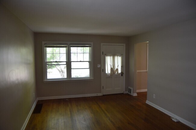 Building Photo - 3 Bedroom Home in Clintonville/Beechwold Area