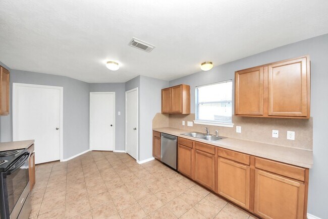 Building Photo - 14423 Hillard Green Ln